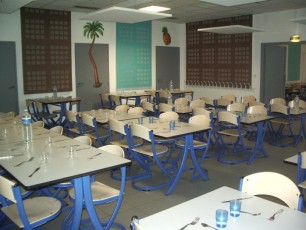 Petite salle restaurant scolaire avec couverts